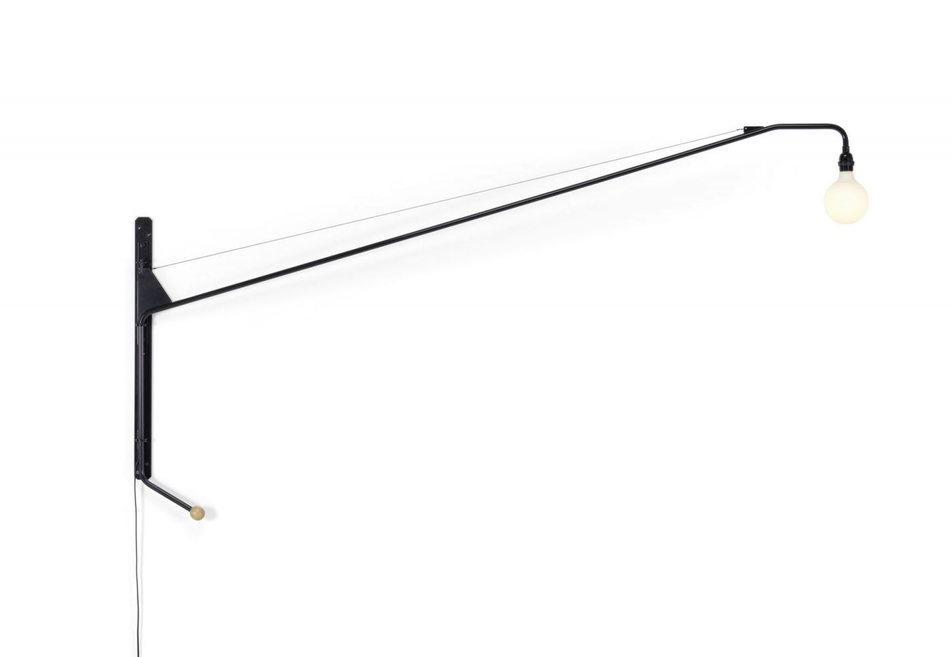 Schwarze Potence Wandleuchte von Vitra mit langem, schwenkbarem Arm und Glühbirne vor weißem Hintergrund.